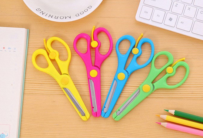 儿童手工剪刀不伤手塑料幼儿安全剪刀学生剪纸直线防夹手助力剪刀产品图