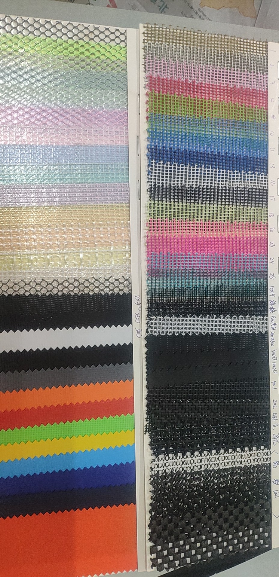 PVC plastic mesh factory direct sales, best-selling new PVC leather, large stock of high, medium and low grade luggage, sofa, shoe materials and fabrics