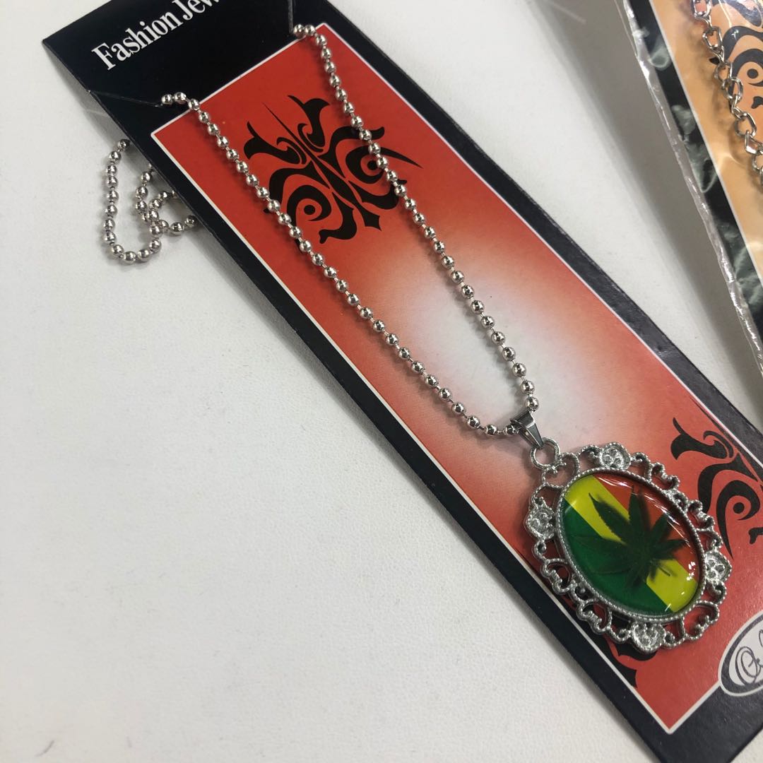 A high-end anti-allergy necklace with a fresh and stylish design and leaf pendant Specification image