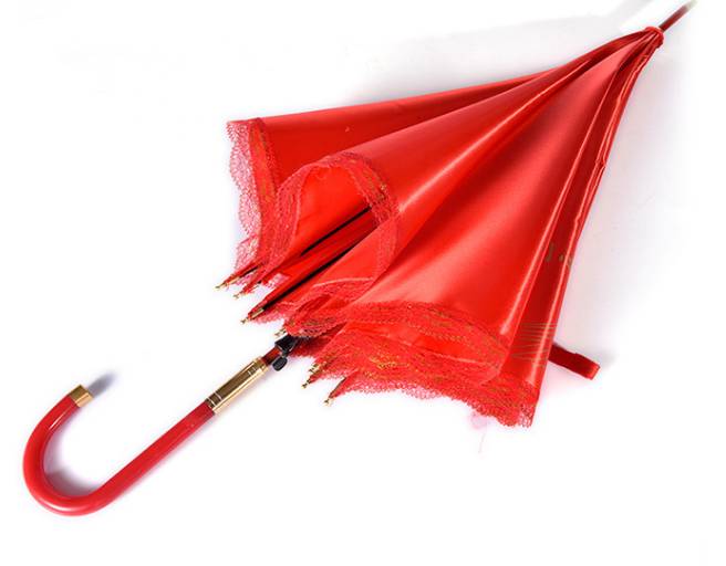Wholesale of large red wedding umbrellas, golden hook ultra-light umbrellas, straight lace gold-embossed wedding umbrellas details Picture