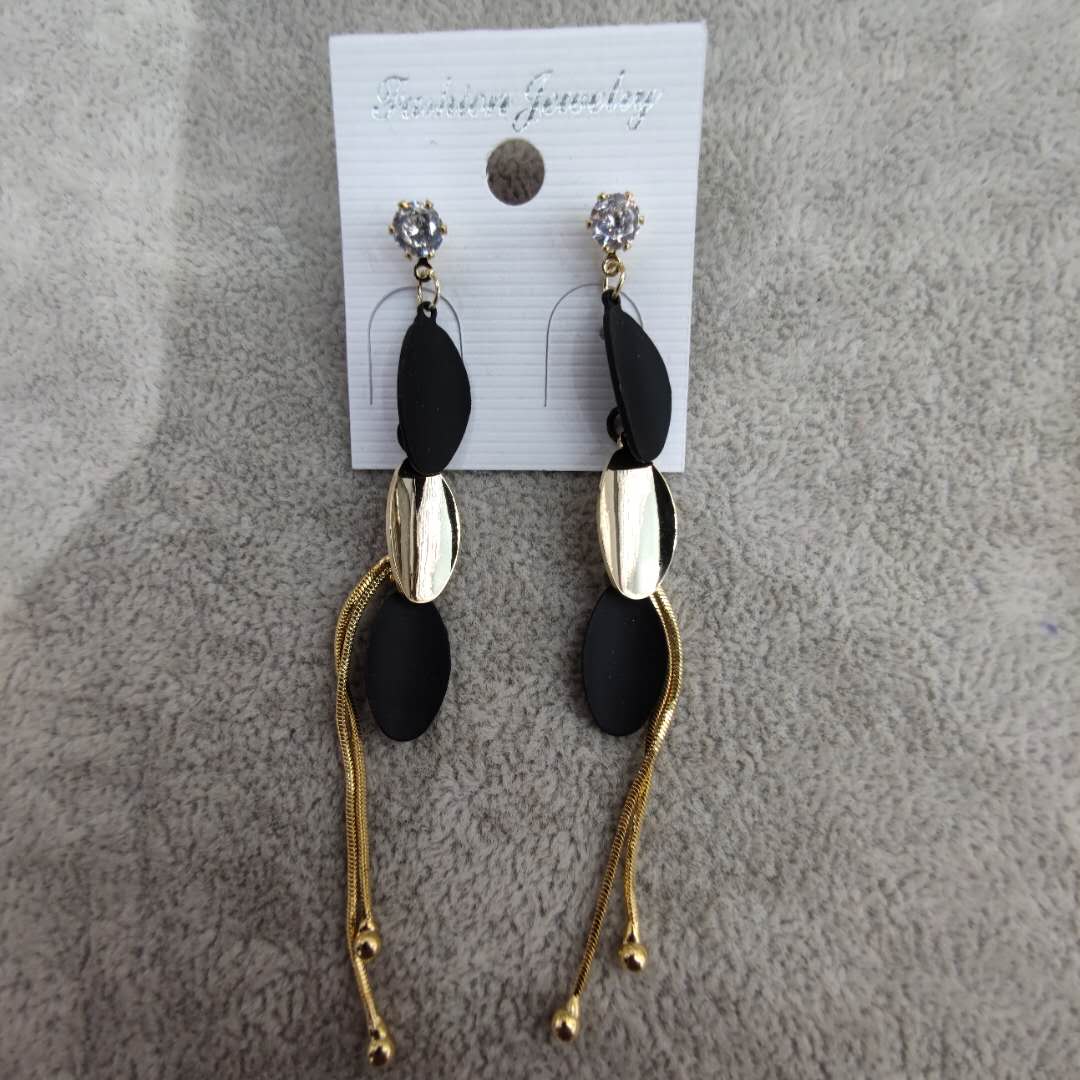 Fashionable, unique and niche design earrings, long ear line tassels for women, versatile and elegant earrings details Picture