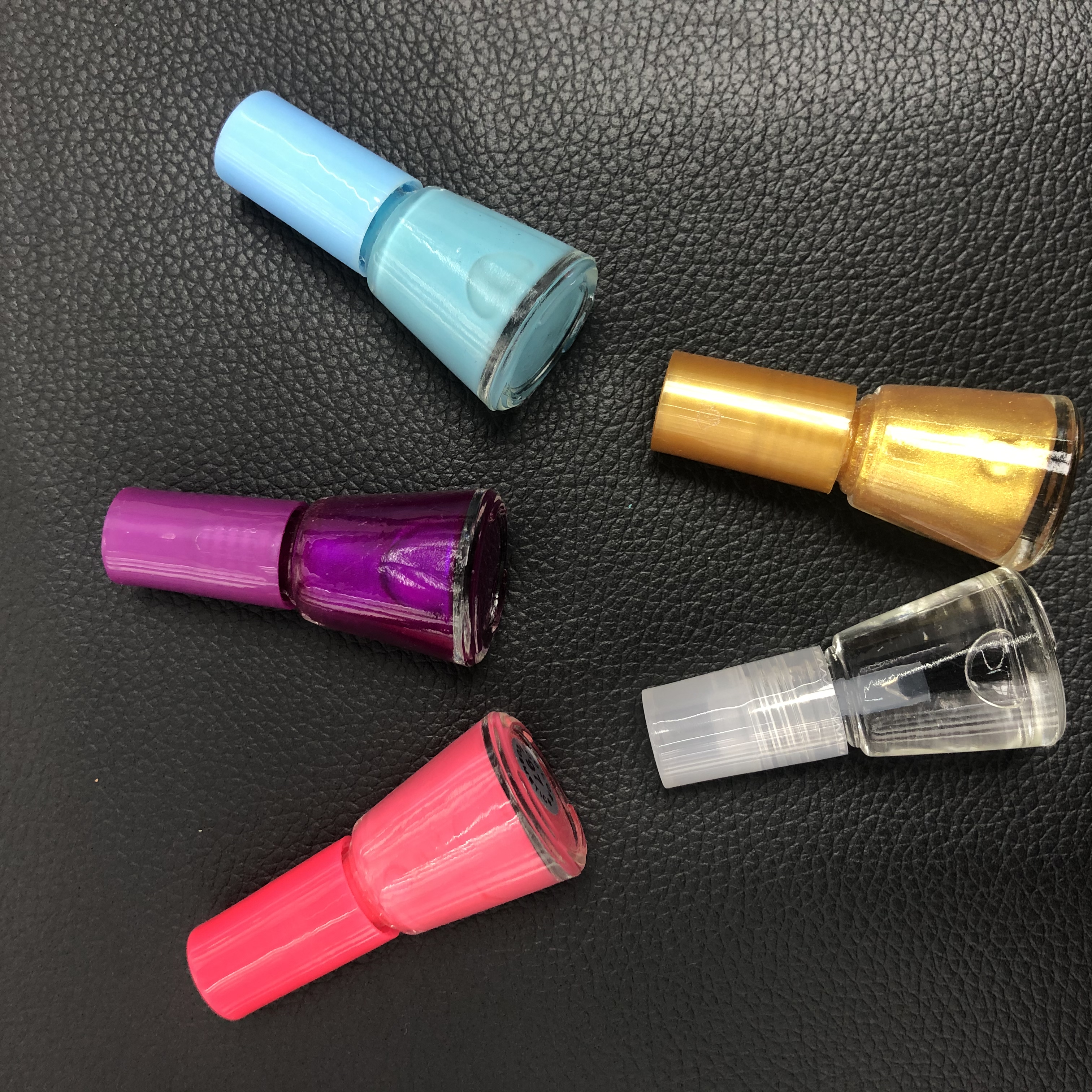 Fashionable colored nail polish comes in a rich variety of colors, allowing for free selection and combination. Small bottles are more convenient details Picture