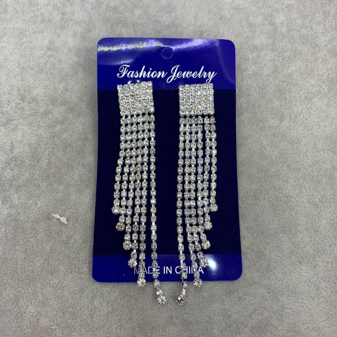 Diamond-encrusted tassel earrings are stylish and versatile, trendy bridal earrings