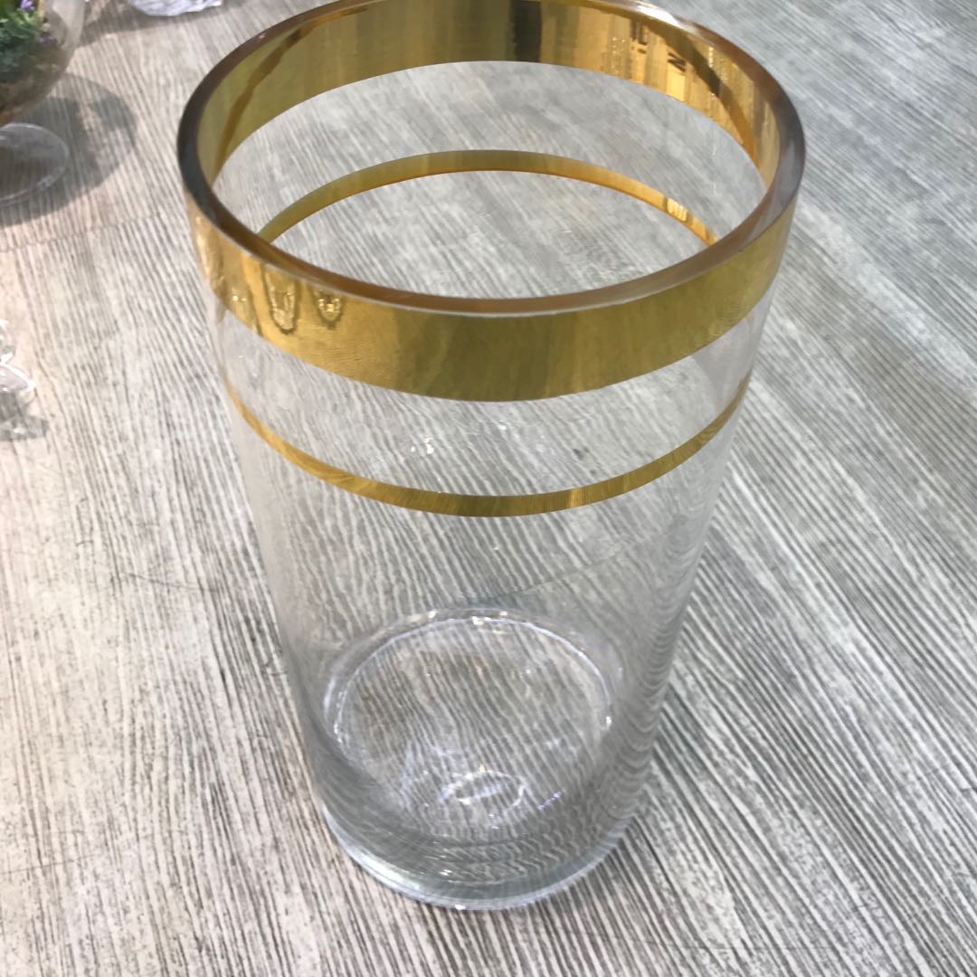 A gilded vase with a bottle mouth, a home decoration item, a vase for hydroponic fresh flowers and plants details Picture