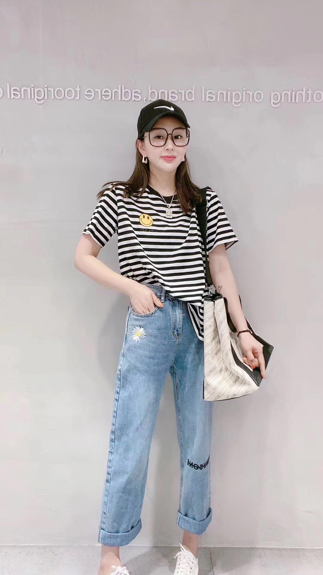 The 2020 new European women's fashion striped short-sleeved T-shirt for the European station's spring collection is a trendy and stylish base layer for women on Instagram Specification image