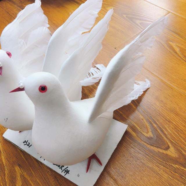 仿真白鸽和平鸽摆件羽毛小鸟婚庆商场装饰捆绑展翅假鸽子动物摆件产品图