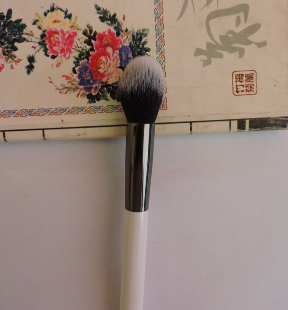 Pearlescent white wooden handle high-gloss brush, single quality, black body and white head eyeshadow brush Specification image