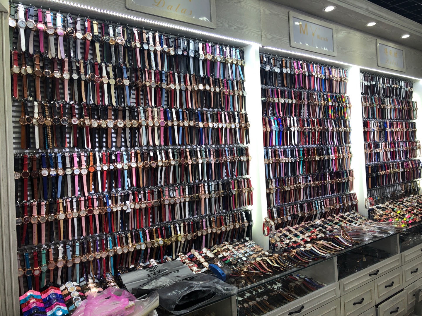 Deli Shi Watch Shop describe pic - 1