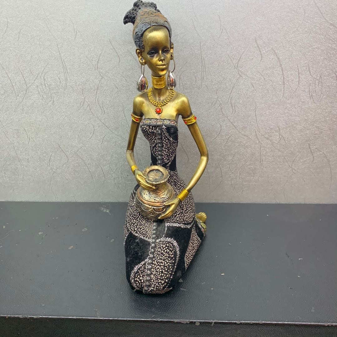 女主跪抱酒桶图非洲黑人工艺品树脂摆件欧式礼品树脂现代家居摆设装饰品礼物装饰品