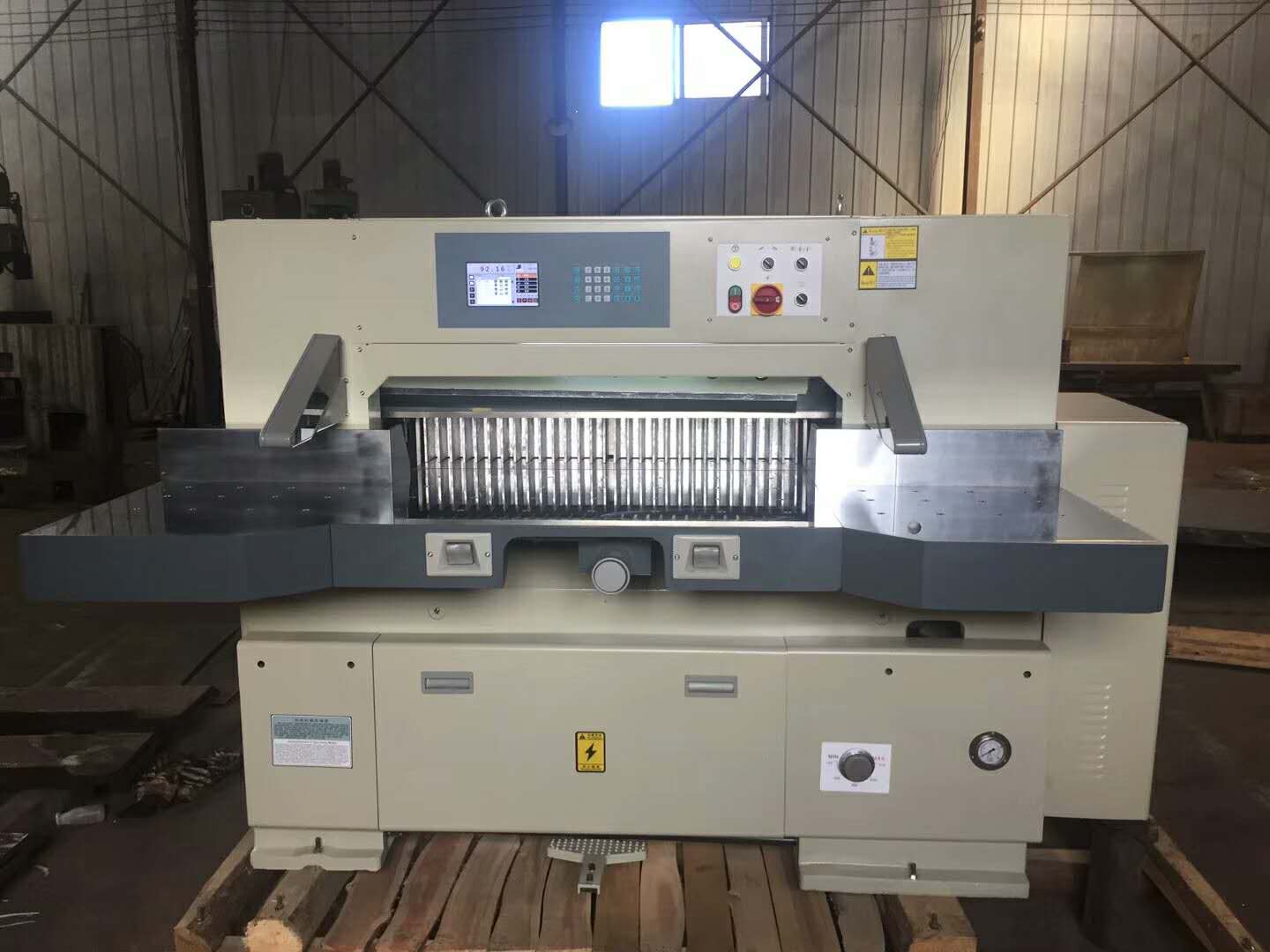 Model 130CL of the 1300-type computer-controlled paper cutter Specification image