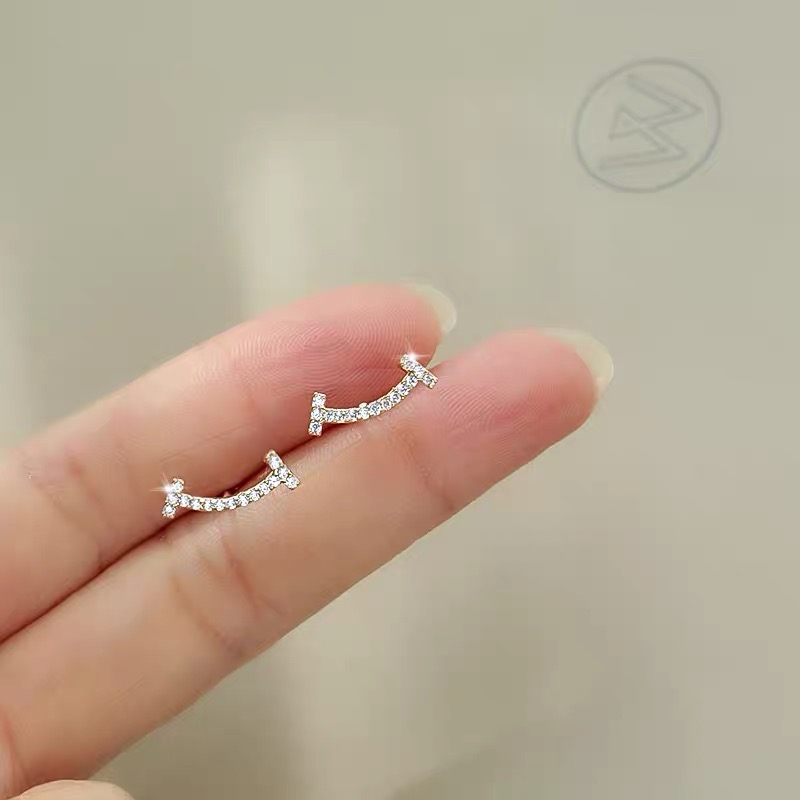 Exquisite Korean retro women's earrings, stud earrings, ear accessories, ear clips, C-shaped Han Han accessories details Picture