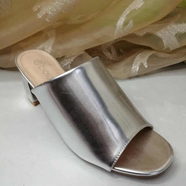 金属银色横纹宽鞋面时尚女士中跟高跟时装凉拖