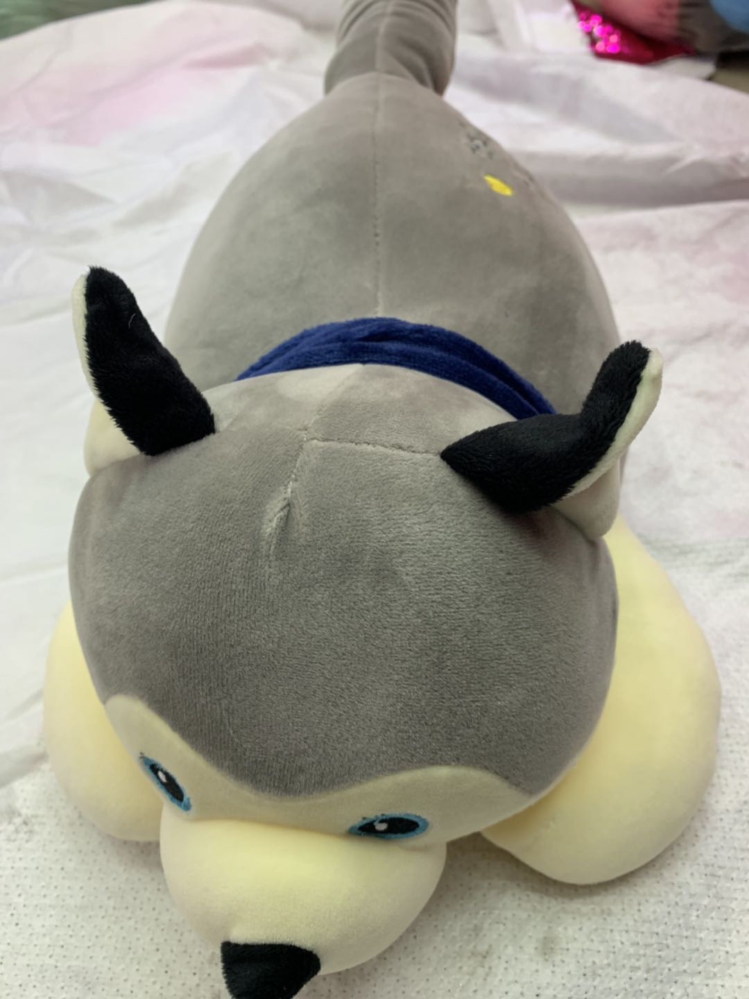 The four-sided short furry dog toy can be used as a pillow as a birthday gift