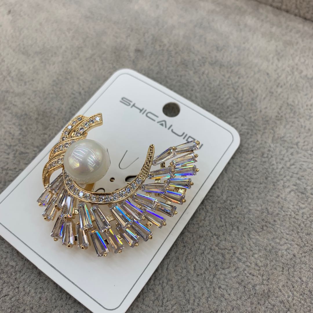 几何形气质时尚胸针珍珠优雅女性服装配饰细节图