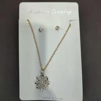 Retro Chic Simple Ladies Gold Alloy Cutout Flower Necklace Jewel Stud Earrings Set Chain