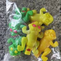 儿童玩具塑料口哨青蛙模型。