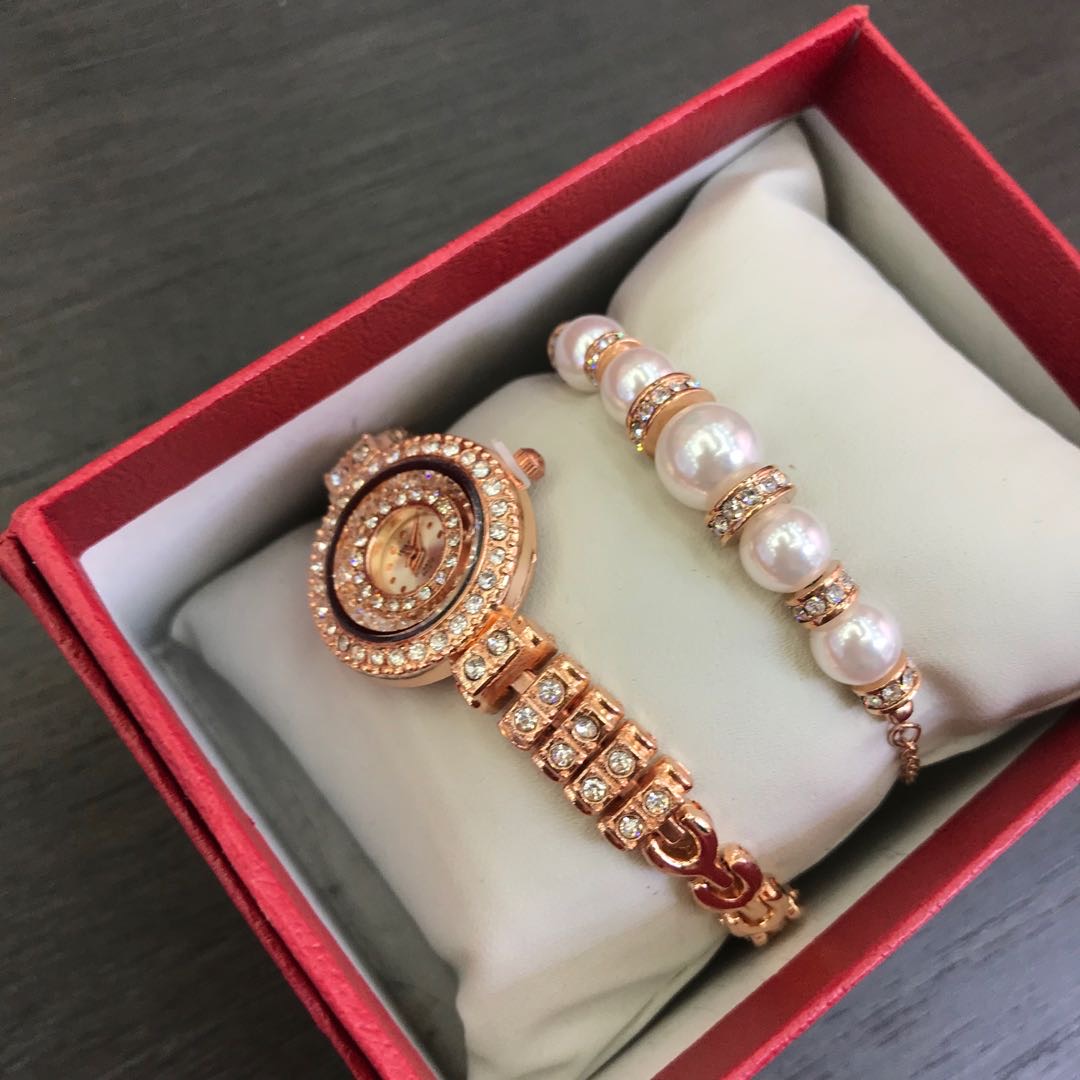 The women's fine bracelet is small, exquisite and elegant. The pearl bracelet is unique and can be wound twice. It is a fashionable zircon women's watch details Picture