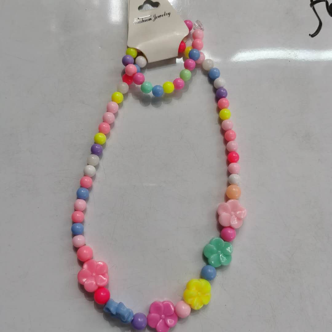 A popular Korean-style fashionable and trendy children's accessory - a colorful bead and flower necklace for little girls details Picture