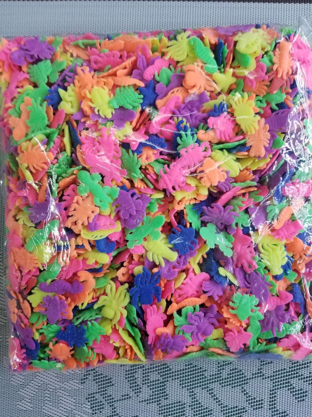 Soak colorful SpongeBob Squarepants. Slowly expand after absorbing water to raise Chu Luo Ji dinosaurs. Terrifying marine life in the depths of the ocean full figure