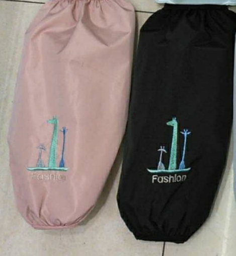 Waterproof sleeve protectors for women, long oil-resistant sleeves for work, cute and fashionable office sleeves, short sleeves for men, adults, autumn and winter Korean version giraffes details Picture