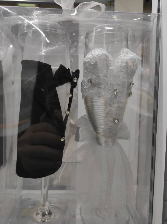 Factory direct sales of wedding supplies, wedding gowns, pairs of glasses, champagne glasses, wedding gifts, glass cups. Only Love wedding supplies