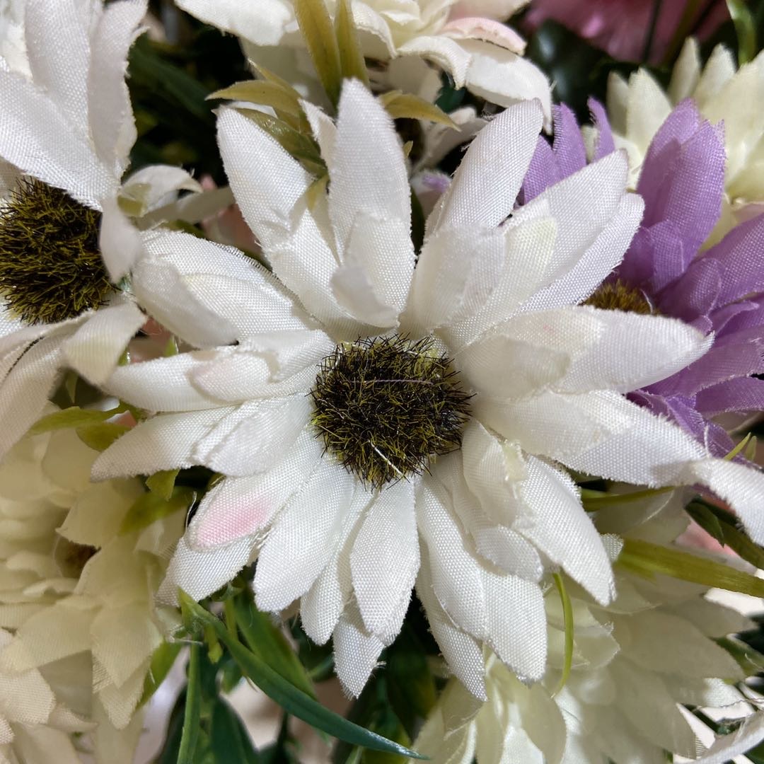 Factory direct sales of artificial flower silk fabric decoration, artificial prosperity rose flower bouquets, wedding road guide arrangements, artificial flowers of 10 mountain chrysanthemums details Picture