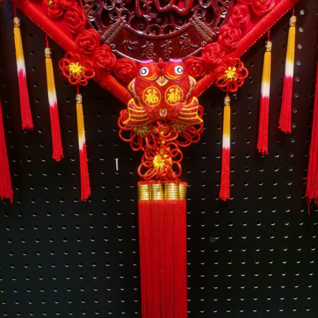 Chinese knot pendants, large "Fu" characters for the living room, camphor wood embroidered fish, Chinese knot home decoration pendants for the entrance hall wall Specification image