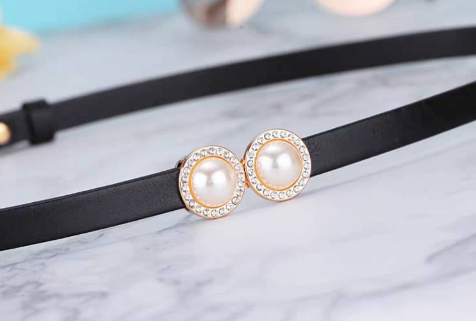 This simple and versatile Korean top-grain cowhide small belt with fine decoration pairs well with a dress and a fashionable waist chain Specification image