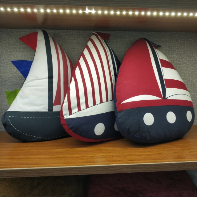厂家直销创意航海风帆船型抱枕批发
