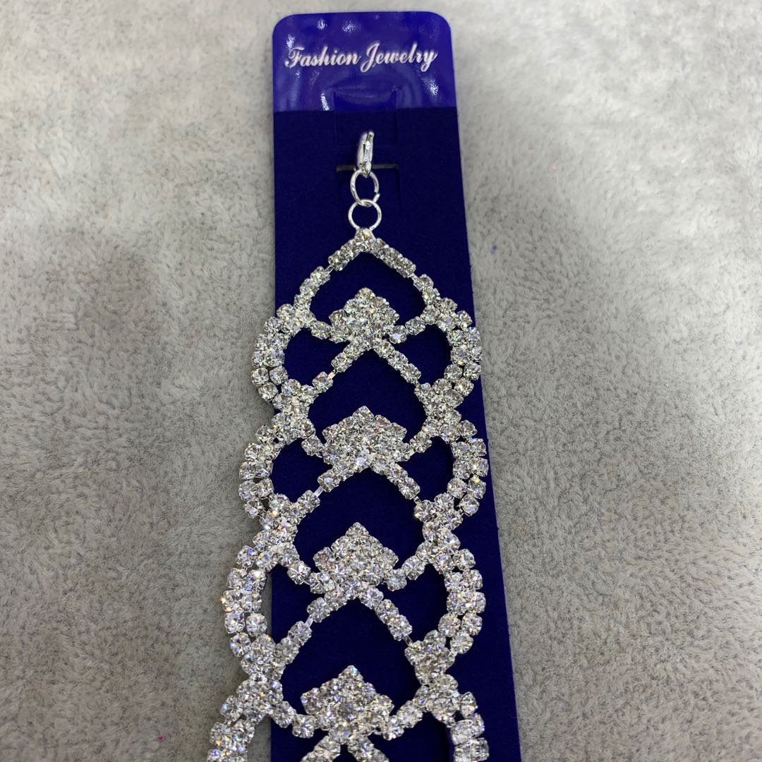 The bride with a heart is handcrafted with drill bits, wearing wedding dress accessories and headwear details Picture