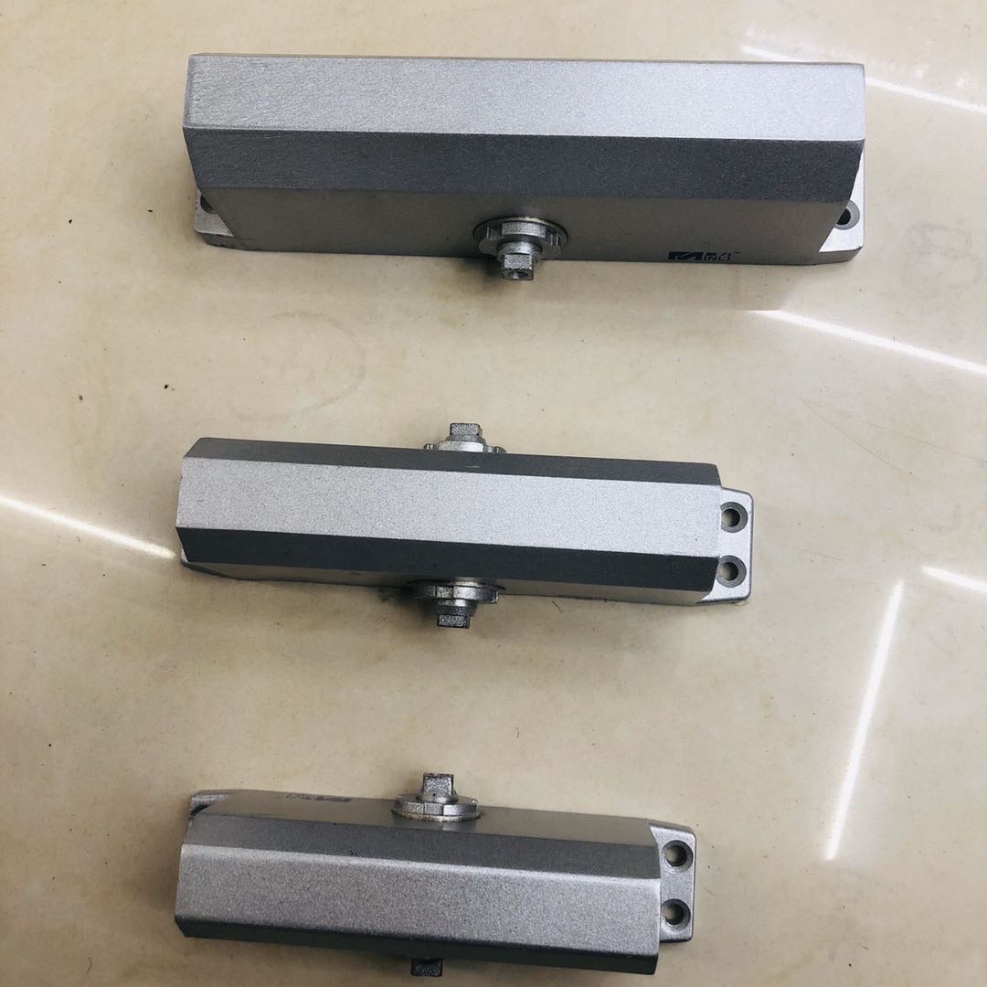 闭门器