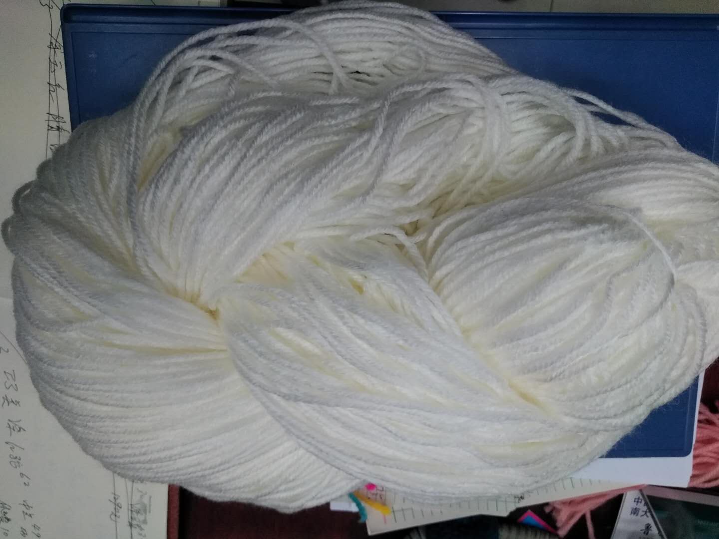 The manufacturer has solid color scarf yarn, coarse wool yarn and wholesale wool yarn for men and women in stock