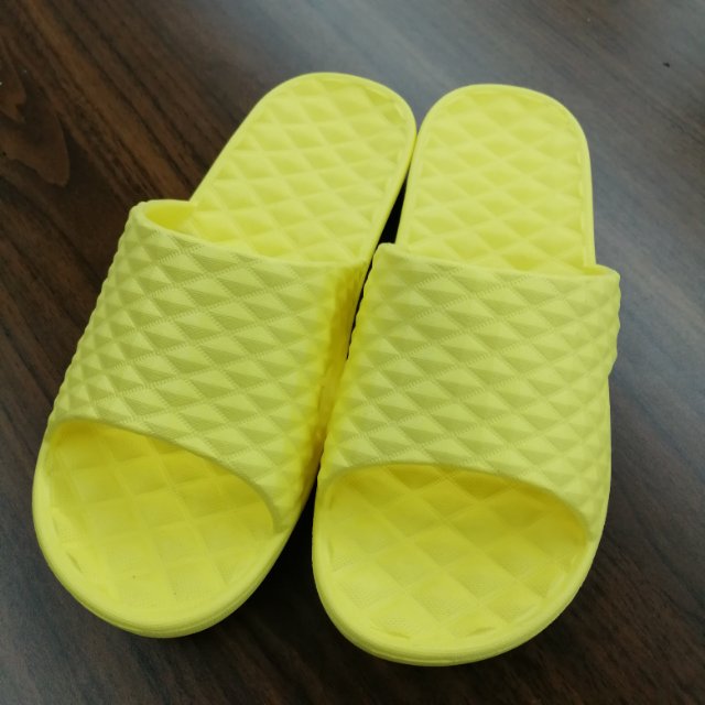 黄色菱形纹夏季时尚居家防滑新款一字凉拖