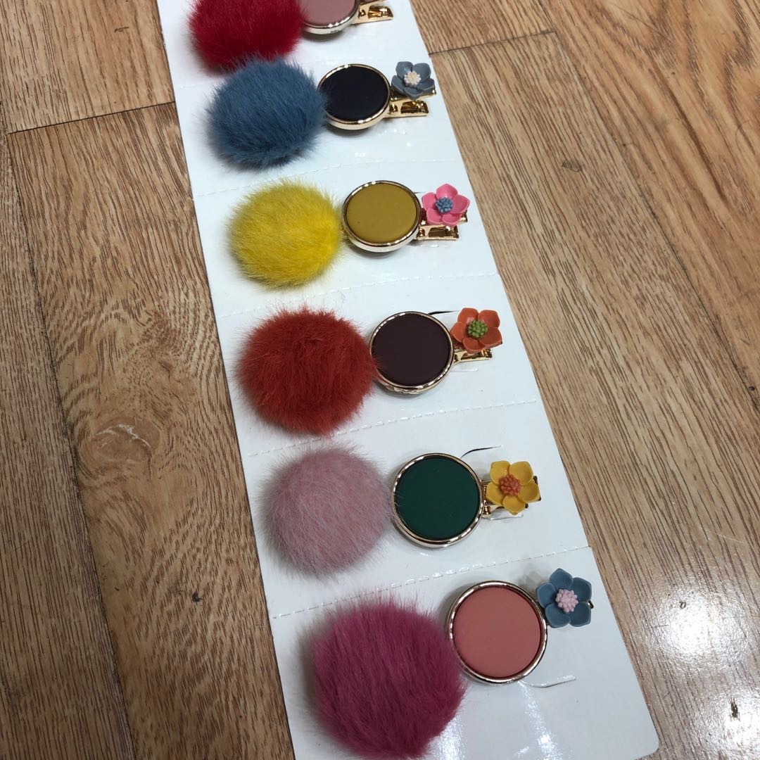 The side of the Korean-style hair clip features a fresh, sweet and trendy style that is popular among young girls Specification image