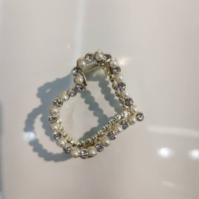 Sweet and charming girl, heart, pearl, water diamond, versatile grab clip, hair clip, headwear, lady, medium-sized, elegant and stylish grab clip, Korean hair clip manufacturer wholesale, side clip, top clip, half clip, bangs clip, bun hair clip, hair clip for girls Specification image