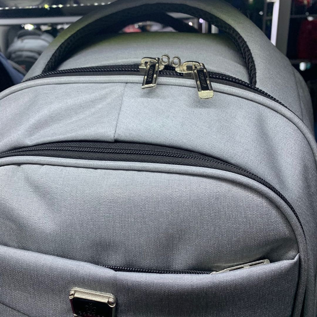 T-208
男士黑色仿棉麻休闲双肩包上班通勤产品图