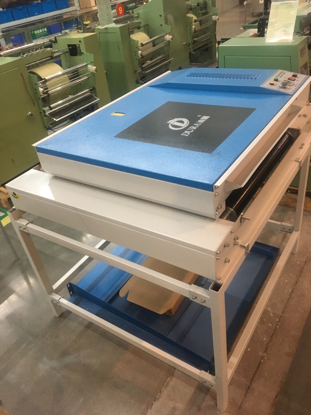 Dilong -W7600, this machine is equipped with an anti-deviation belt control device and adopts a polytetrafluoroethylene conveyor belt operation interface with an automatic shutdown function! The bonding pressure is 1.5KG/cm ², the working speed is 0-7m/min, the net weight of the machine is 155 kilograms, and the floor area is 1450*900*2700. details Picture