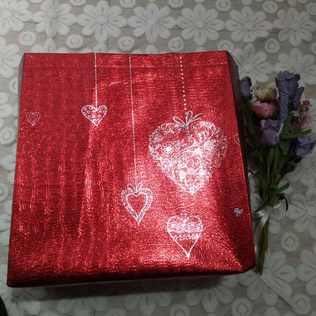 حقائب يدوية ورقية غير منسوبة، أكياس ذهبية، أكياس هدايا