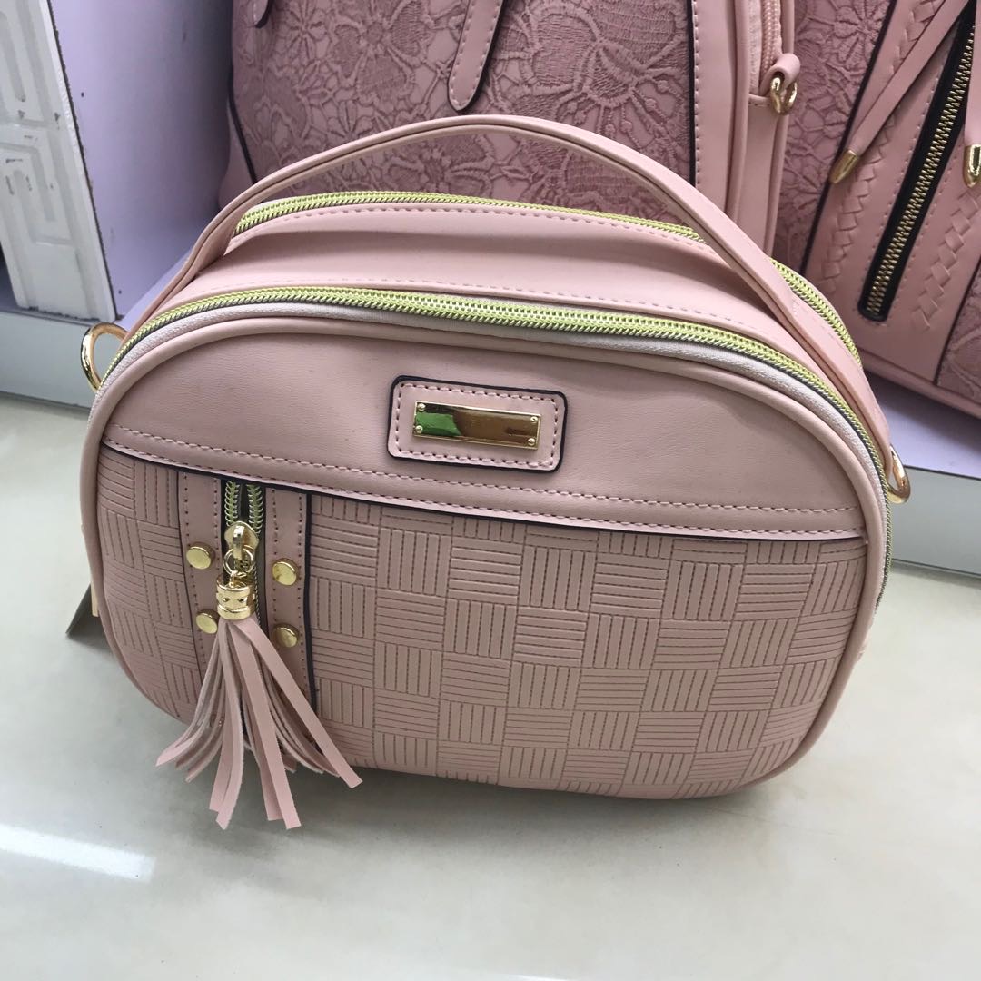 女士潮流PU斜挎包圆形粉色