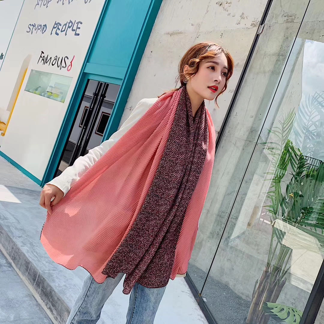 A versatile and fashionable two-color cotton and linen creased scarf for women in spring and autumn details Picture