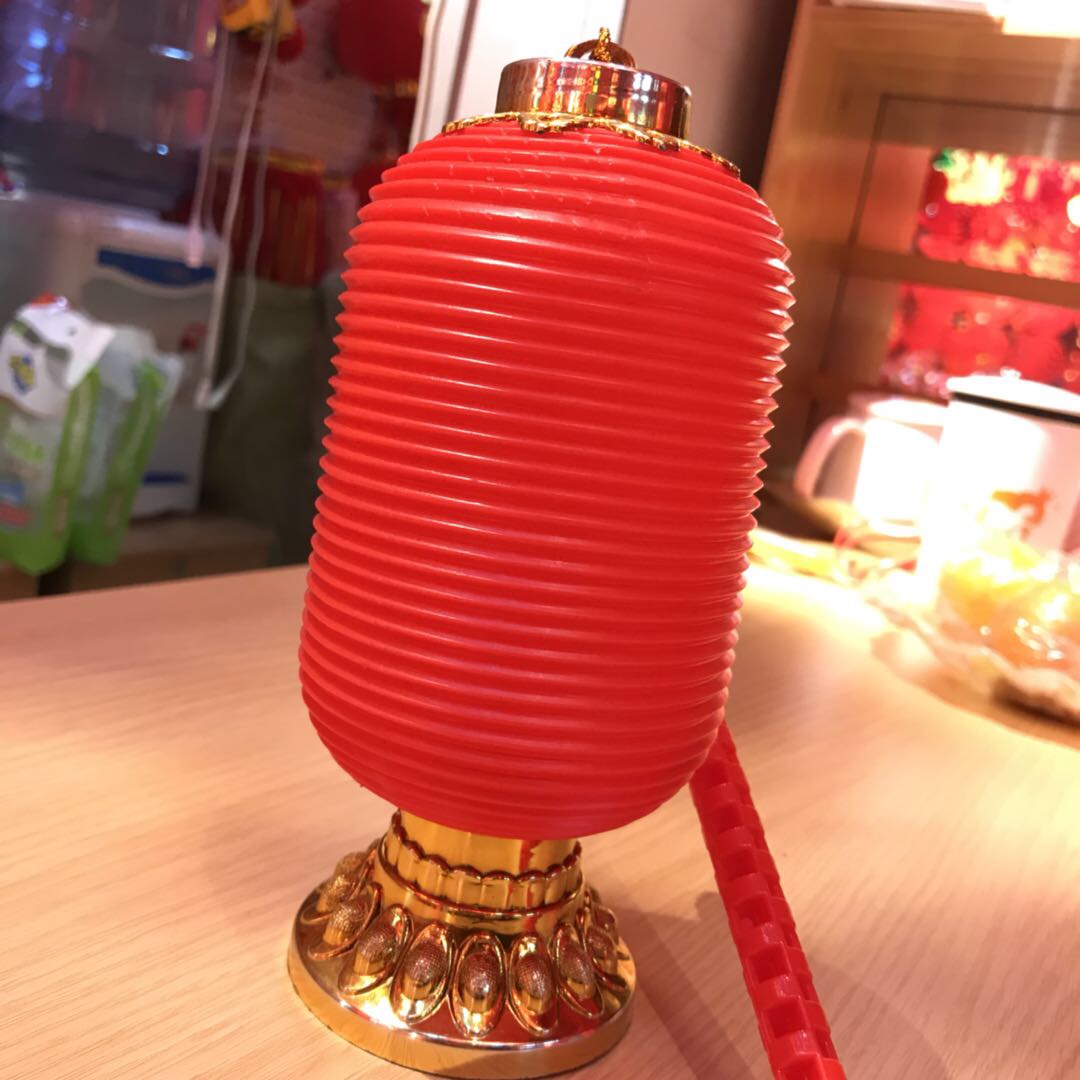 Hand-held lanterns and palace lanterns in red and gold can be used for the Spring Festival in an oval shape Specification image