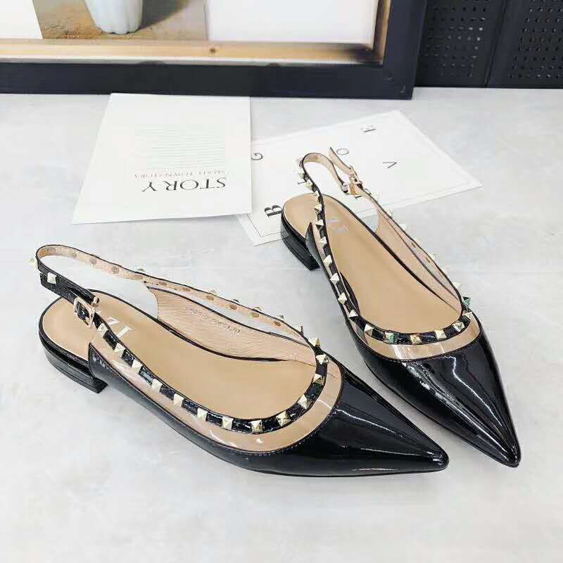 Women's pointed-toe riveted leather sandals of size 36-40