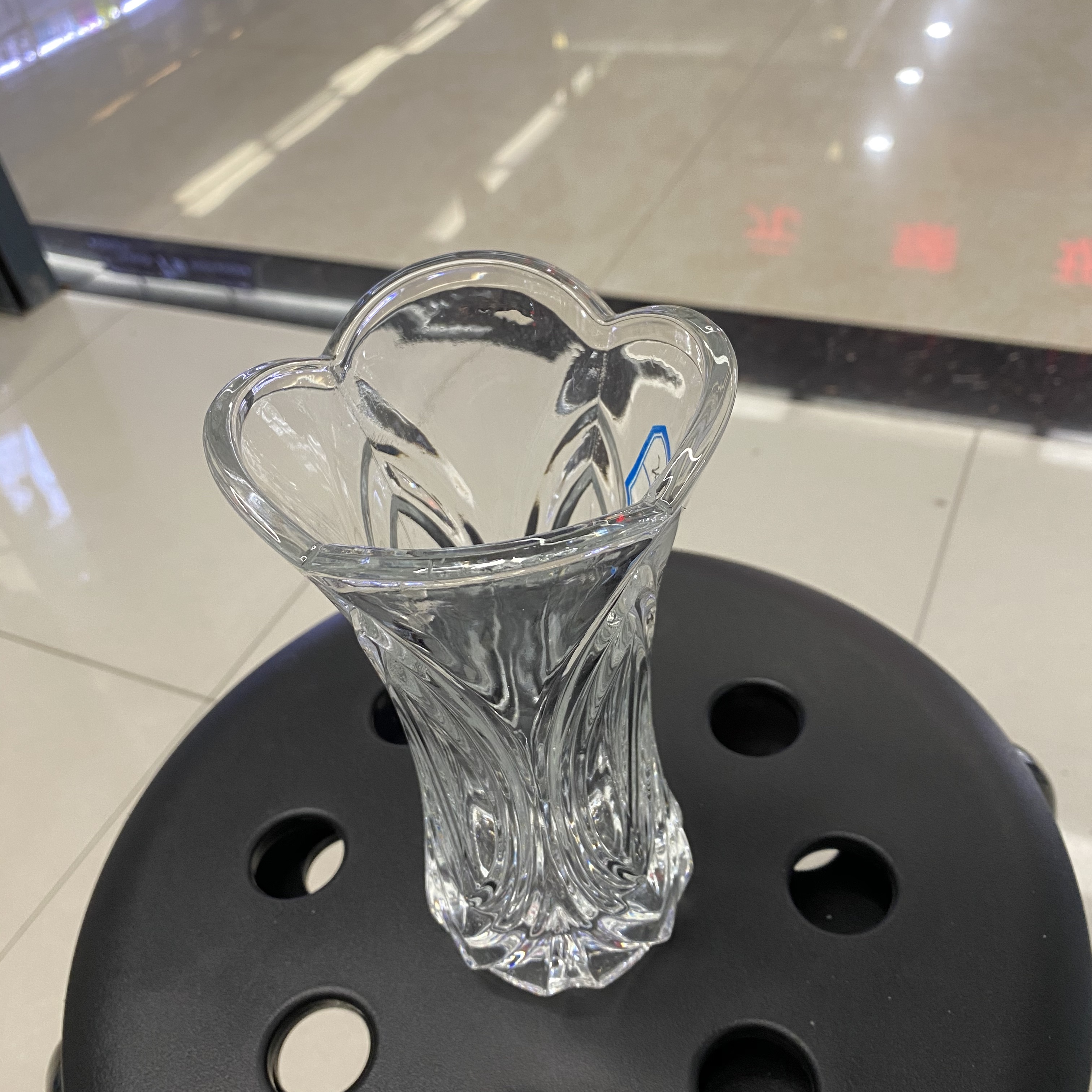 Madrid narrow-mouthed transparent creative European retro relief glass vase, living room court flower arrangement and decorative item details Picture