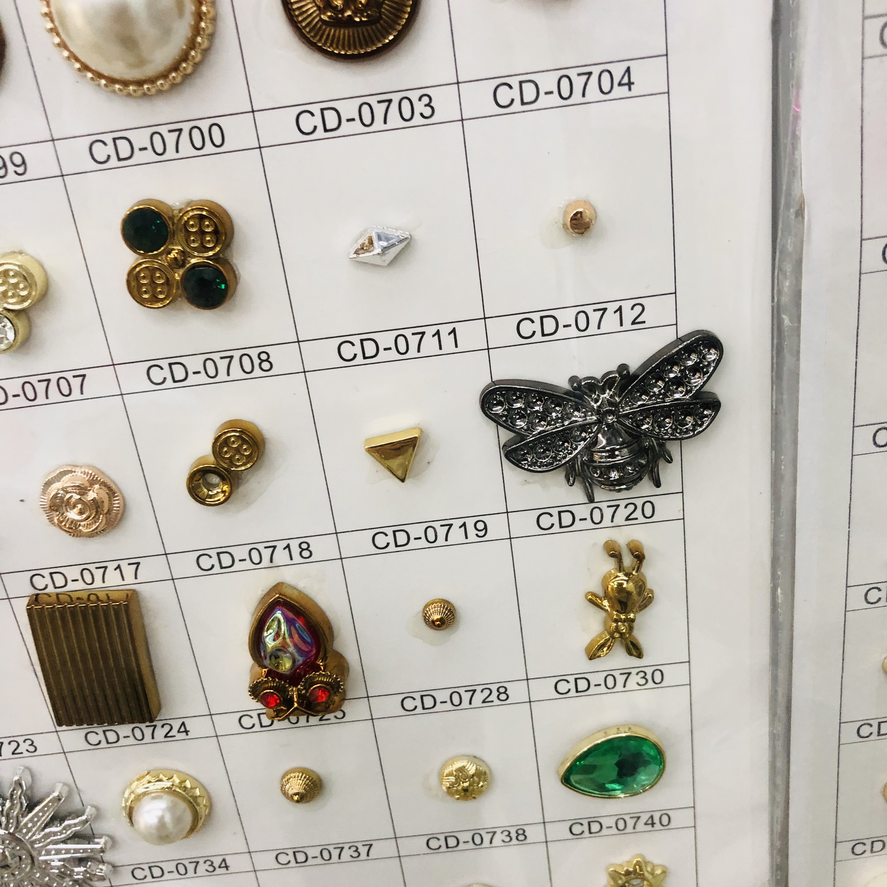Factory direct sales of various clothing accessories and accessories, such as four-pronged beads, impact nails, drills, octagonal drills, cap nails, etc. Customized according to samples Specification image