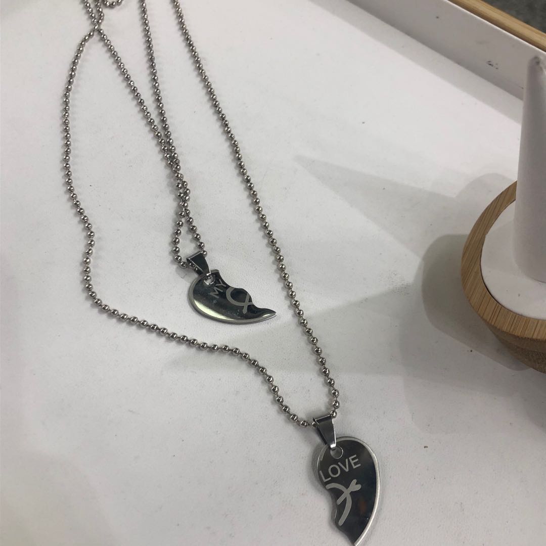 Grand and fashionable semi-heart-shaped pendant necklace, high-end and elegant color retention, popular anti-allergy accessory