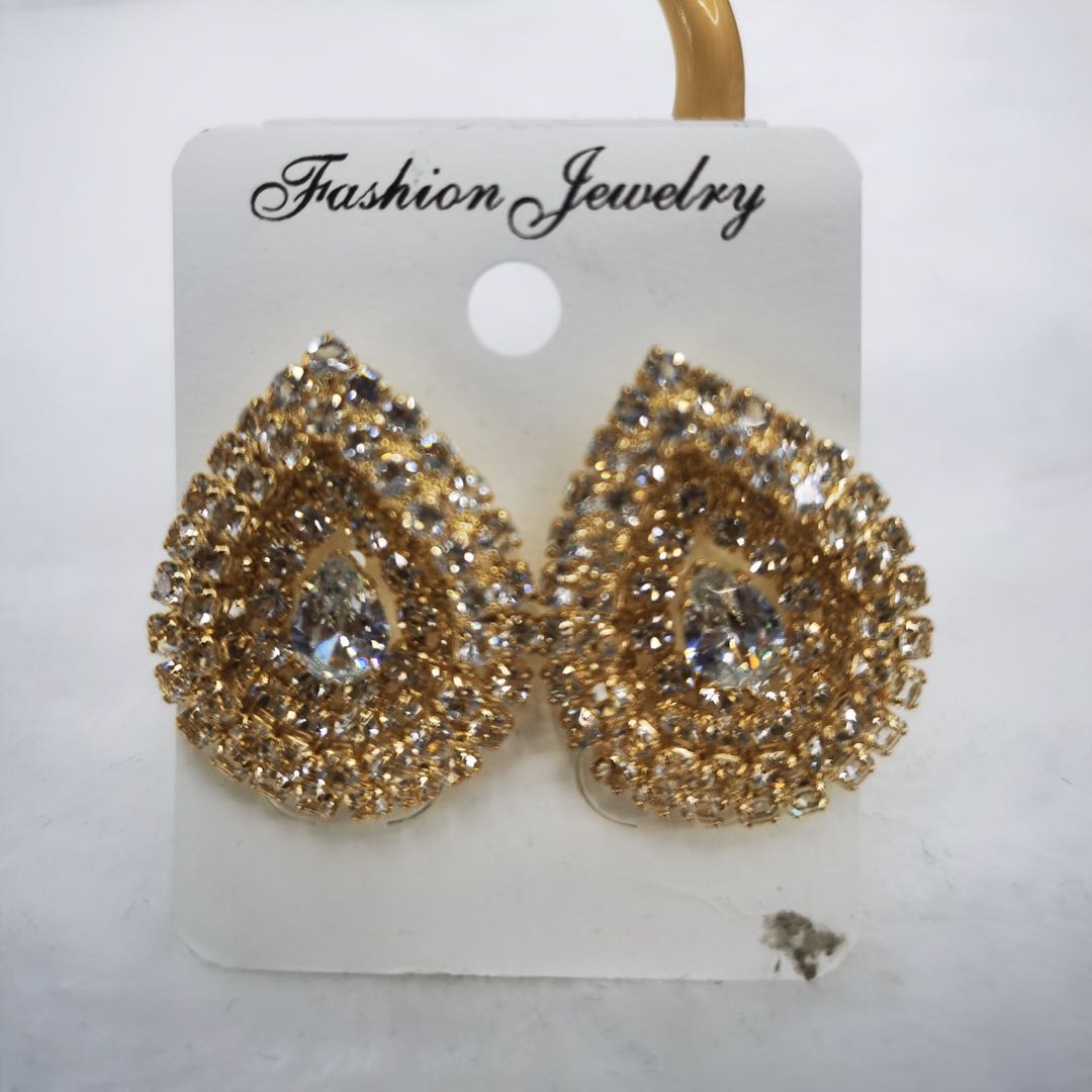 The teardrop-shaped earrings from Dongdaemun, South Korea, are anti-allergy and color-retaining, fashionable and elegant, and are popular online earrings