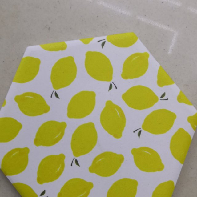 For a children's birthday party, decorate the dessert table with disposable fruit paper plates, picnic plates and cake dishes details Picture