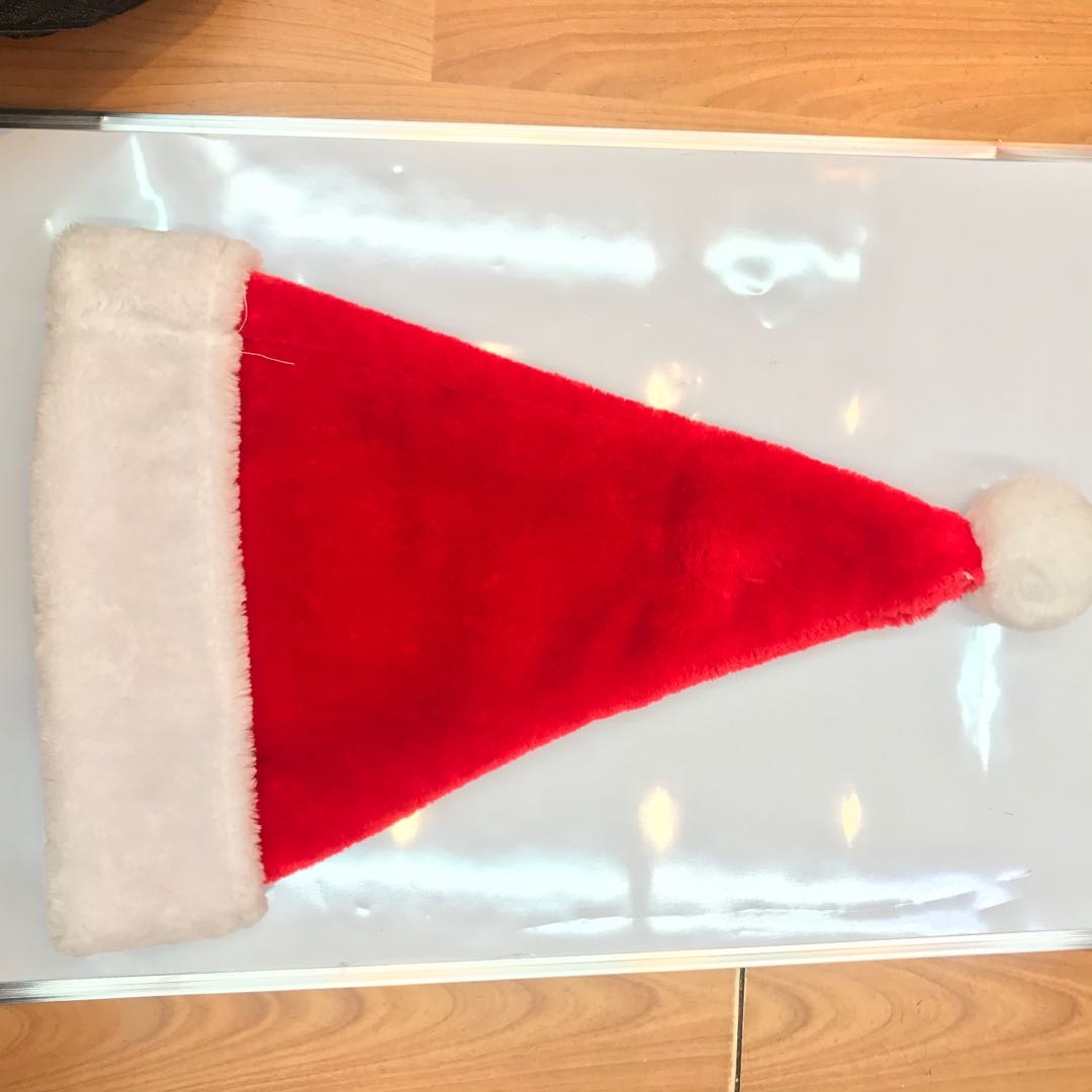 Christmas decorations, such as plush Christmas hats, shopping mall ornaments, Christmas Eve window displays, tree hangings, and decorations for the elderly. 11 details Picture