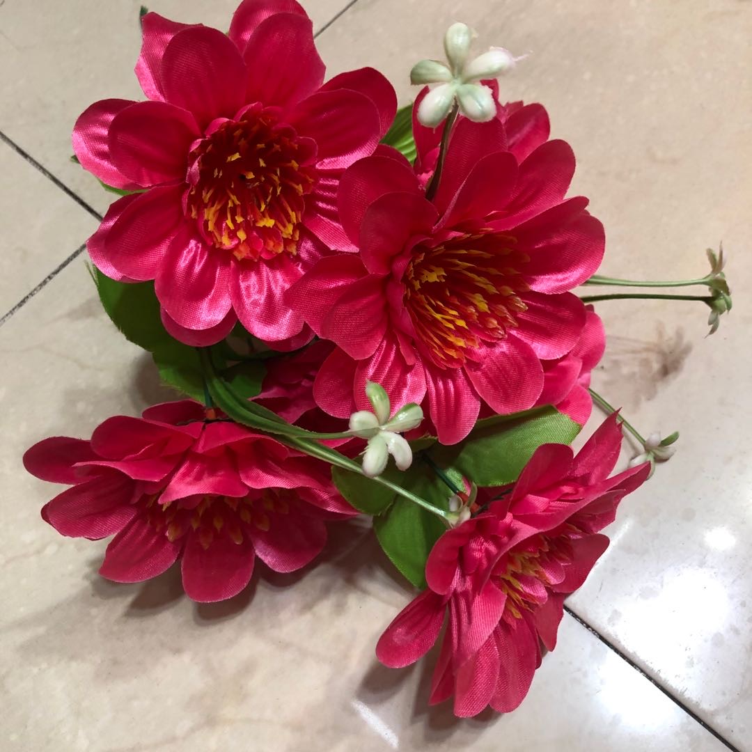 Wholesale of red artificial flowers, artificial plant vases, flower arrangements and floral art works is available Specification image