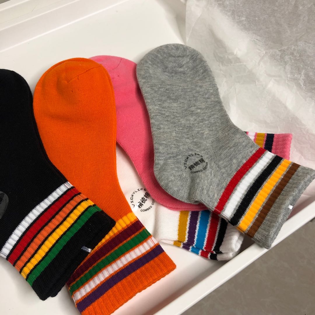 College-style horizontal striped women's sports socks, casual and breathable details Picture